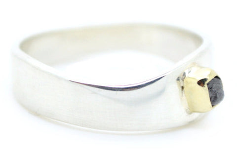 Zilveren ring met goud en ruwe donkergrijze diamant, handgemaakt en fairtrade