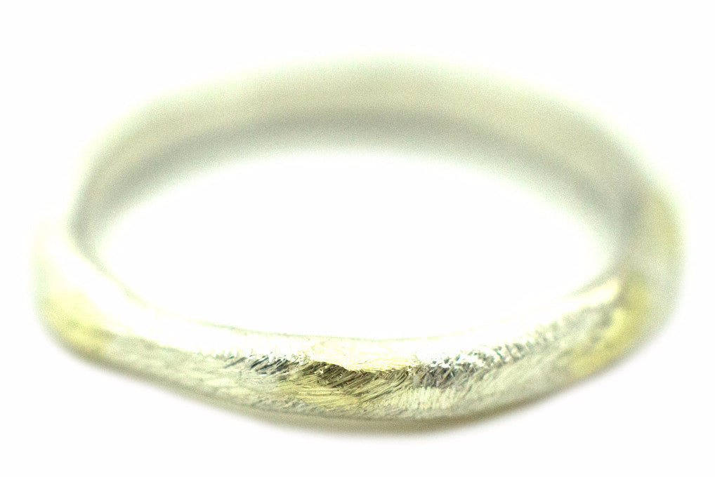 Handgemaakte en fairtrade ring van zilver met gouden vlokjes