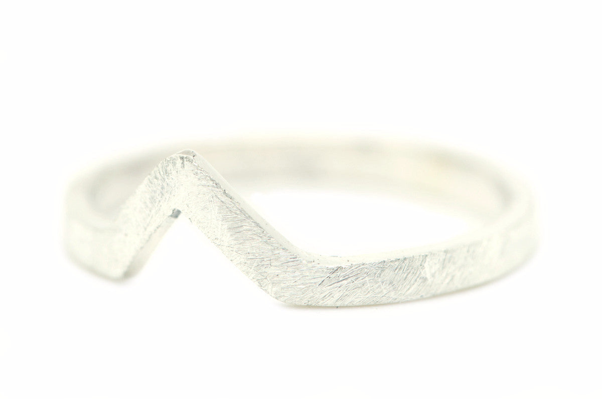 Handgemaakte en fairtrade geometrische zilveren ring met open driekhoek