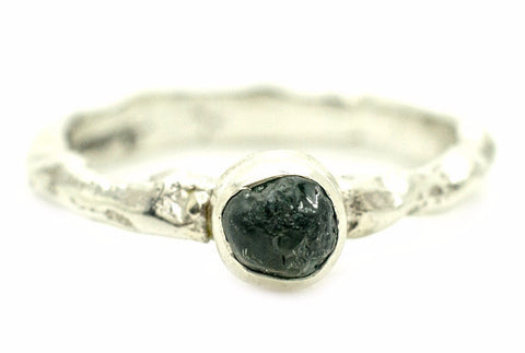 Handgemaakte en fairtrade zilveren grillige ring met ruwe saffier