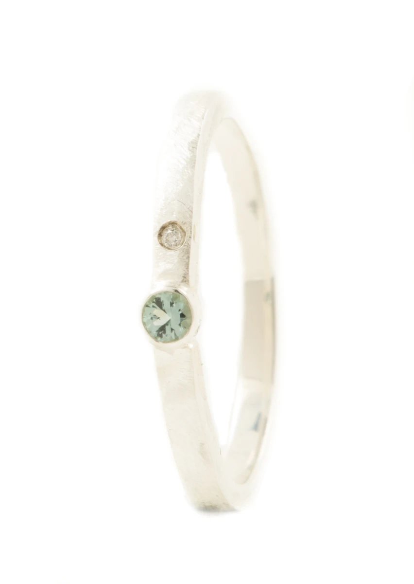 Handgemaakte en fairtrade fijne zilveren ring met toermalijn en witte diamant