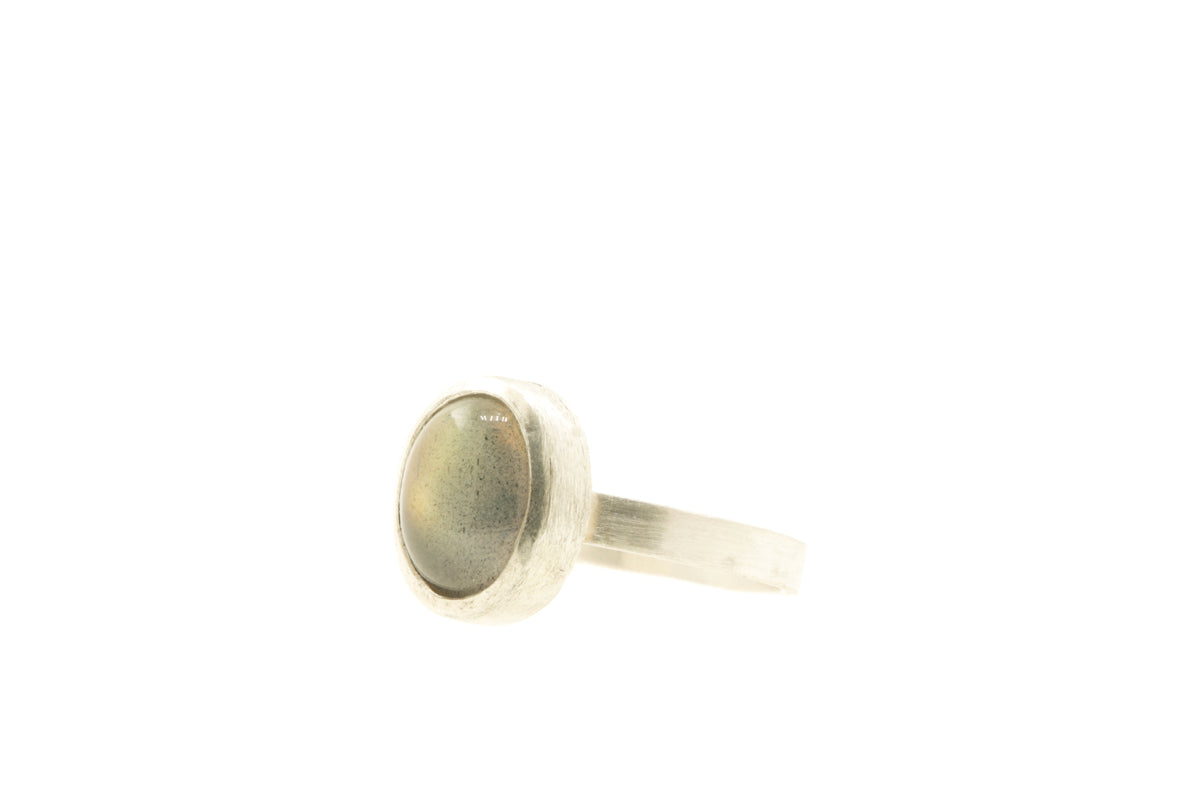 Handgemaakte en fairtrade zilveren ring met oval labradoriet