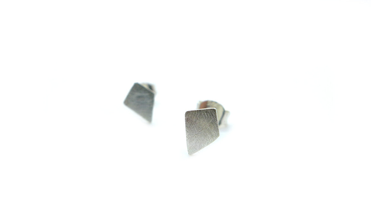 Minimalistische zilveren handgemaakte en fairtrade oorbellen in de vorm van diamanten