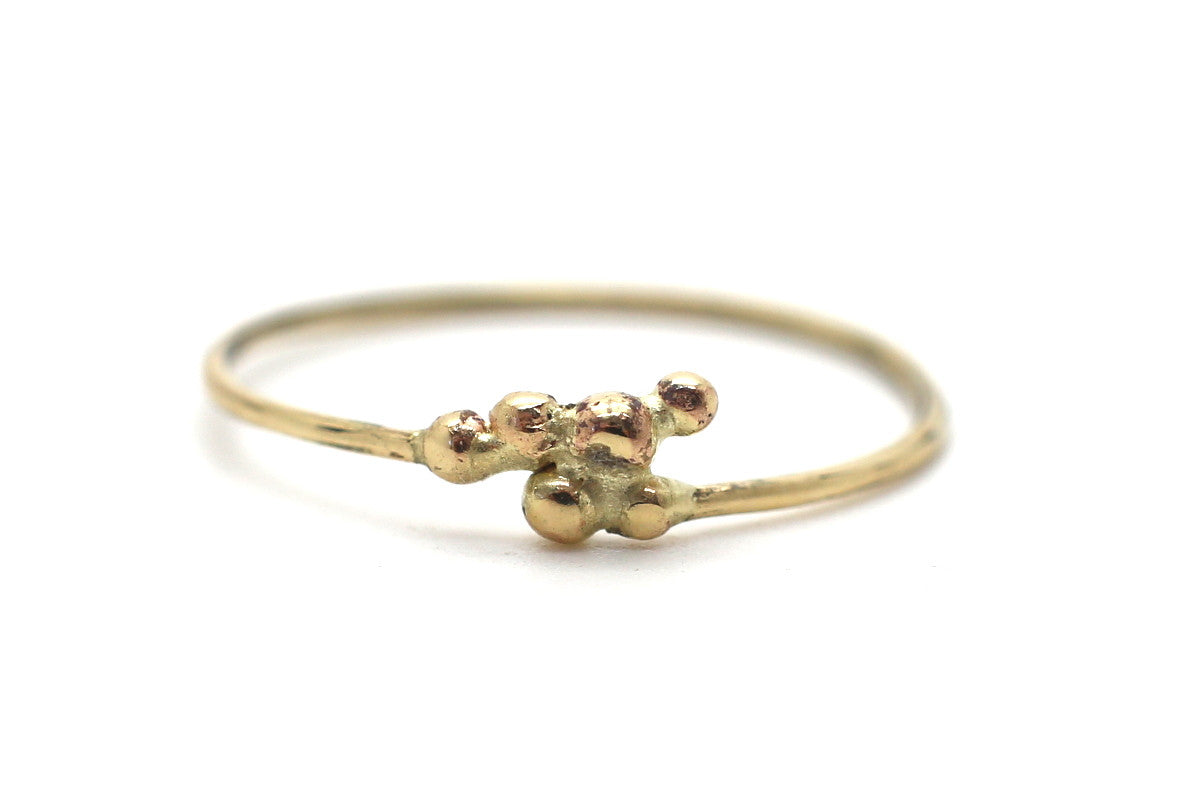 Handgemaakte en fairtrade fijne dunne gouden ring met balletjes