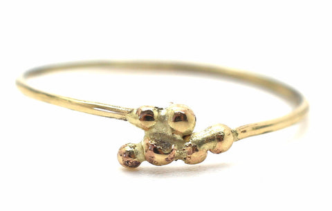 Handgemaakte en fairtrade fijne dunne gouden ring met balletjes