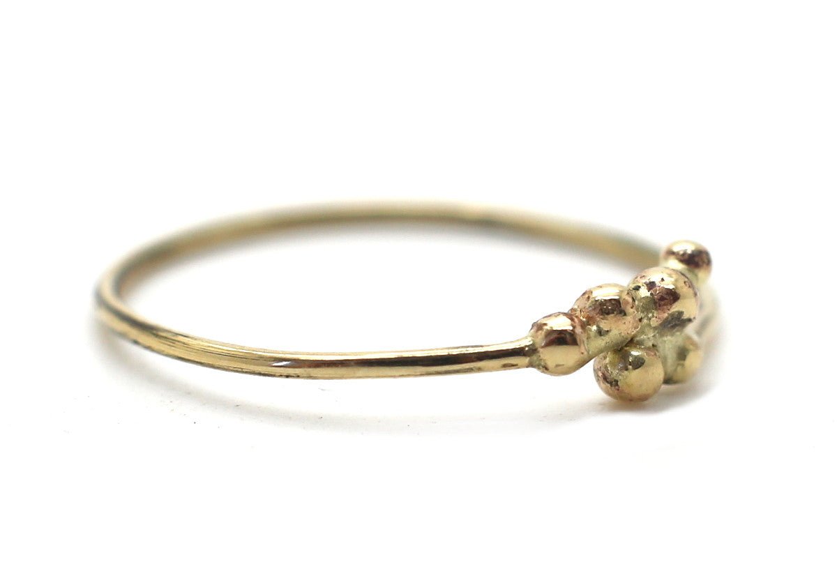 Handgemaakte en fairtrade fijne dunne gouden ring met balletjes