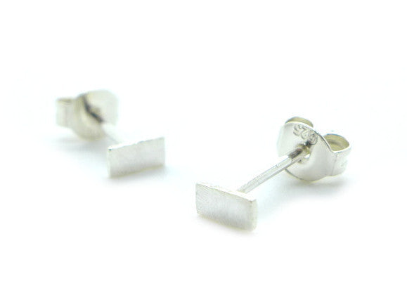 Minimalistische zilveren rechthoekige handgemaakte en fairtrade oorbellen