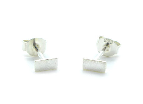 Minimalistische zilveren rechthoekige handgemaakte en fairtrade oorbellen