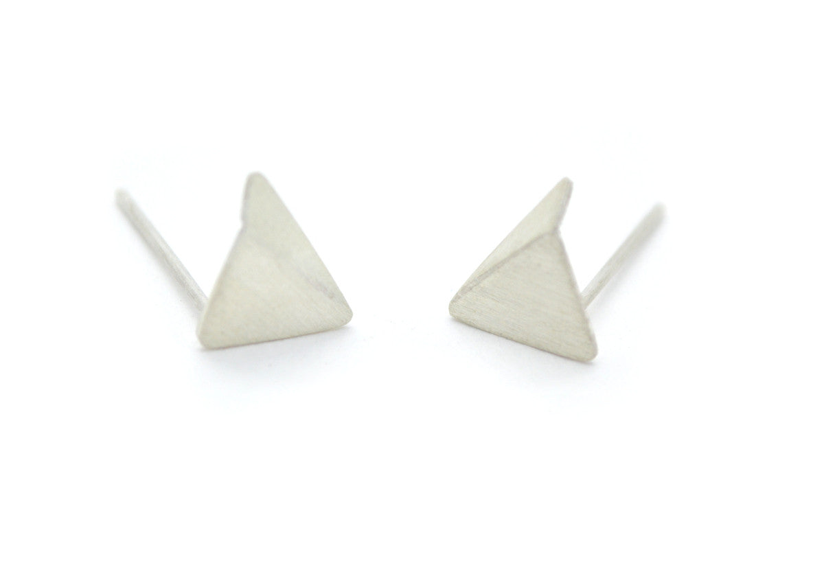 Handgemaakte en faitrade zilveren driehoekjes oorbellen